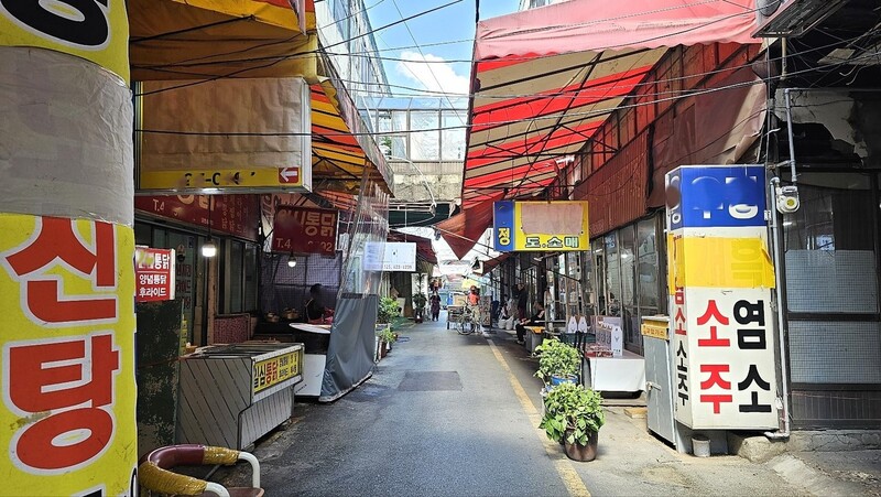 지난 10일 대구시 북구 칠성시장의 상인들이 ‘개’, ‘개고기’라는 글자를 가린 채 영업하고 있다. 김규현 기자