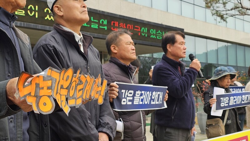 낙동강네트워크 등은 16일 대구지방환경청 앞에서 기자회견을 열어 “경북 고령군 수돗물에서 녹조 독소 마이크로시스틴이 기준치(1ppb)보다 두 배에 육박하는 1.9ppb 검출됐다”고 밝히며 대책 마련을 촉구했다. 김규현 기자