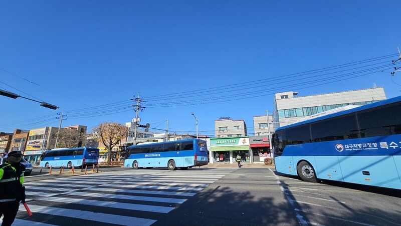 28일 오전 대구시 달성군 화원읍 대구교도소에서 재소자들을 태운 호송 버스가 출발하고 있다. 김규현 기자