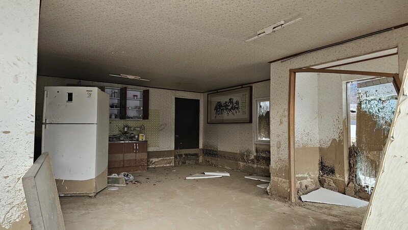 경북 예천군 감천면 벌방리 지난 7월 산사태로 물과 흙이 들이닥친 집이 그대로 방치돼 있다. 김규현 기자