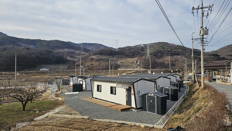 경북 예천군 감천면 벌방리 마을 입구에 임시조립주택 11동이 들어섰다. 김규현 기자