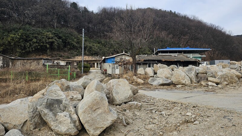 경북 예천군 감천면 벌방리에 지난 7월 산사태로 쓸려 내려온 돌덩이가 그대로 남아 있다. 김규현 기자