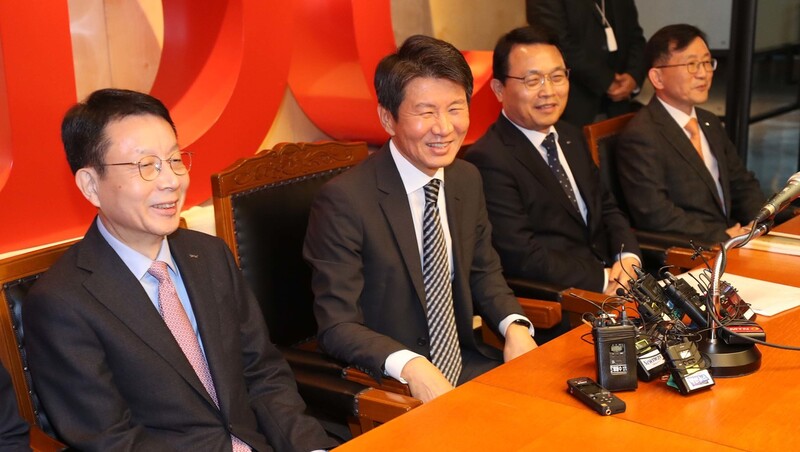 정몽규 에이치디씨(HDC)그룹 회장이 12일 오후 서울 용산구 에이치디씨현대산업개발 본사 대회의실에서 아시아나항공 인수 우선협상대상자 선정 관련 입장 발표 중 웃고 있다. 박종식 기자 anaki@hani.co.kr
