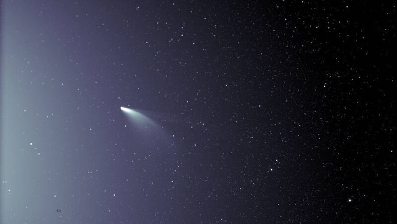 태양탐사선 파커솔라프로브가 니오와이즈 혜성이 근일점을 통과한 직후인 7월5일 촬영한 사진. 태양은 왼쪽 프레임 바깥에 있다. 나사 제공