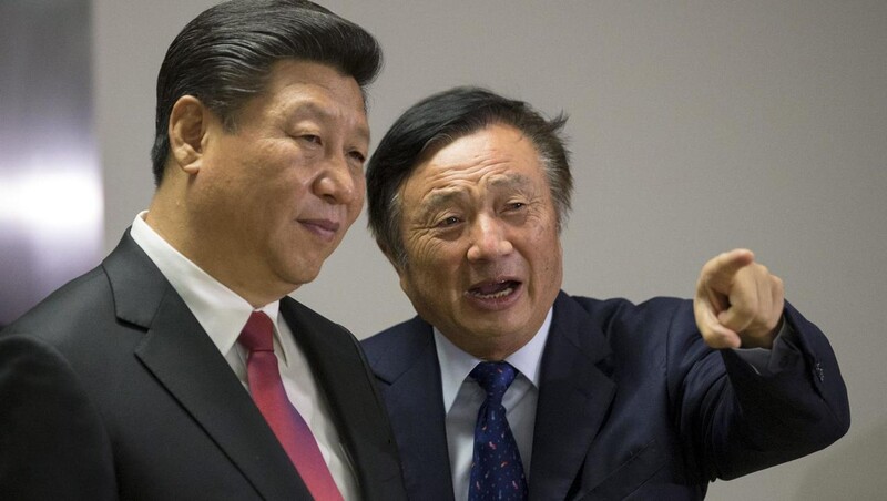 중국 정보통신 기업 화웨이의 런정페이 회장(오른쪽)이 2015년 화웨이의 런던 지사에서 시진핑 중국 국가주석과 이야기하고 있다. 런던/AFP 연합뉴스