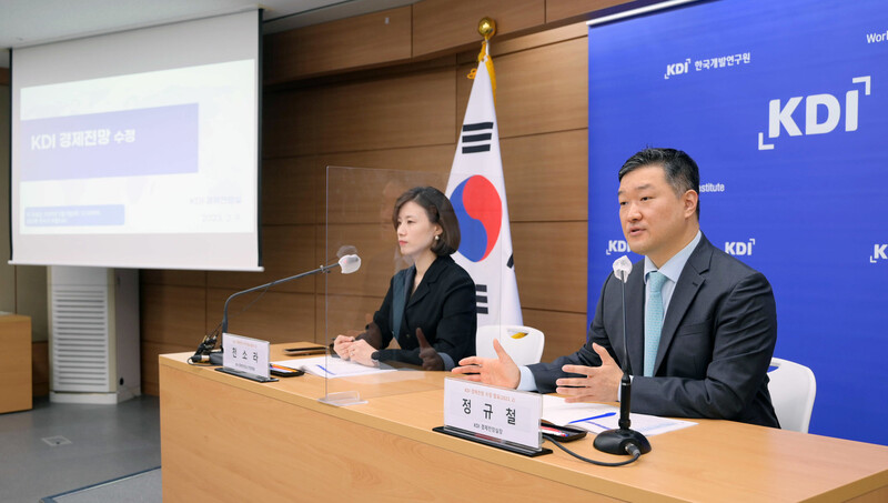 정규철 한국개발연구원(KDI) 경제전망실장이 9일 정부 세종청사에서 경제 전망을 발표하고 있다. 케이디아이 제공