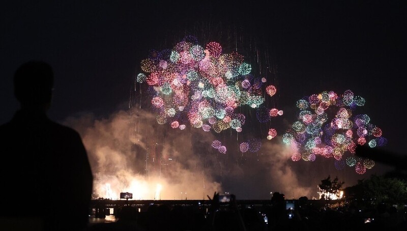 지난 7일 밤 서울 영등포구 여의도 한강공원에서 ‘서울세계불꽃축제 2023’의 화려한 불꽃이 가을밤을 수놓고 있다. 강창광 선임기자