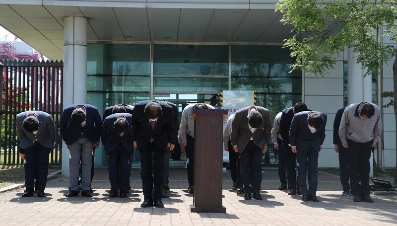 일용직 아르바이트생이었던 대학생 이선호(23)씨가 컨테이너 날개에 깔려 숨진 지 20일만인 지난 5월12일 경기도 평택항 신컨테이너터미널 운영동 입구에서 ‘동방’ 임직원들이 공식 사과하고 있다. 평택/연합뉴스