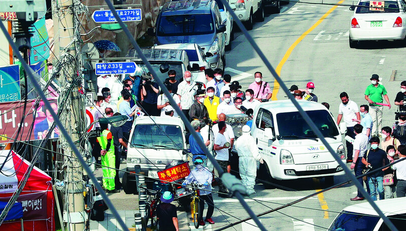 성북구청 관계자들과 주민, 상인들이 18일 오후 서울 성북구 사랑제일교회 인근에서 방역작업을 하고 있다. 사랑제일교회 앞 장위2동 주민센터에서 시작한 방역작업은 시작 전 교회 관계자와 유튜버들의 항의 때문에 늦춰지기도 했다. 백소아 기자 thanks@hani.co.kr