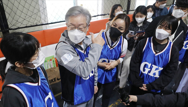 더불어민주당 이재명 대선 후보가 31일 오전 경기도 고양시 덕양구 상암 농구장에서 2030 여성들과 ‘넷볼’(영국에서 농구를 모방해 만들어진 여성 전용 스포츠) 경기를 체험하기에 앞서 팀원들과 대화하고 있다. 연합뉴스