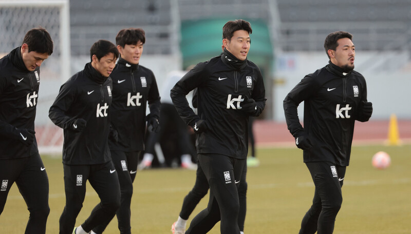 손흥민(오른쪽 두번째)을 비롯한 한국 남자 축구 국가대표팀 선수들이 13일 서울 양천구 목동운동장에서 2026 국제축구연맹(FIFA) 북중미 월드컵 아시아 2차 예선 1차전 싱가포르와 경기(16일)를 앞두고 훈련하고 있다. 연합뉴스