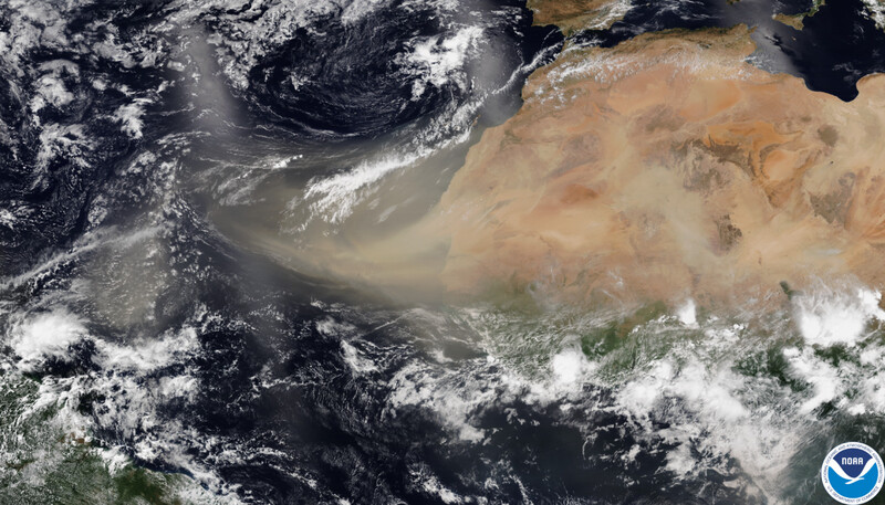 지난 17일(현지시각) 미국 해양대기청(NOAA) 인공위성이 촬영한 사하라 먼지구름. 노아 제공