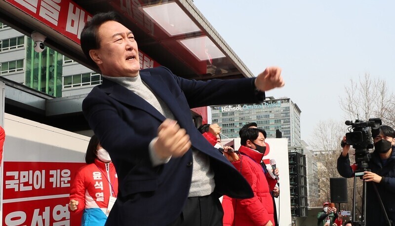윤석열 국민의힘 대선 후보가 2022년 3월7일 경기 안양 평촌중앙공원에서 유세를 하면서 어퍼컷 세리머니를 하고 있다. 공동취재사진