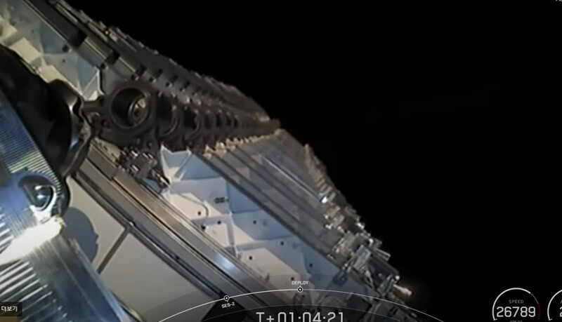 발사 1시간 뒤 2단계 로켓에서 분리돼 궤도로 향하는 스타링크 위성.