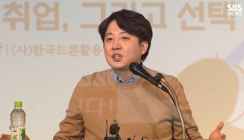 이준석 전 국민의힘 대표가 6일 오후 서울 노원구 광운대에서 연 정치 강연회 ‘더 나은 미래를 향한 우리의 고민’를 진행하고 있다. 에스비에스(SBS) 유튜브 화면 갈무리