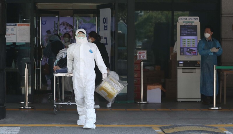 병원 내 집단 감염으로 코로나19 확진자가 증가세에 있는 경기 성남 분당제생병원에서 바이러스 확산 저지를 지휘하던 원장마저 감염됐다. 성남/박종식 기자 anaki@hani.co.kr