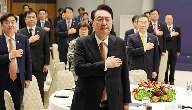 윤석열 대통령이 27일 서울 용산 대통령실에서 열린 국가과학기술자문회의 오찬 간담회에서 국민의례를 하고 있다. 대통령실사진기자단