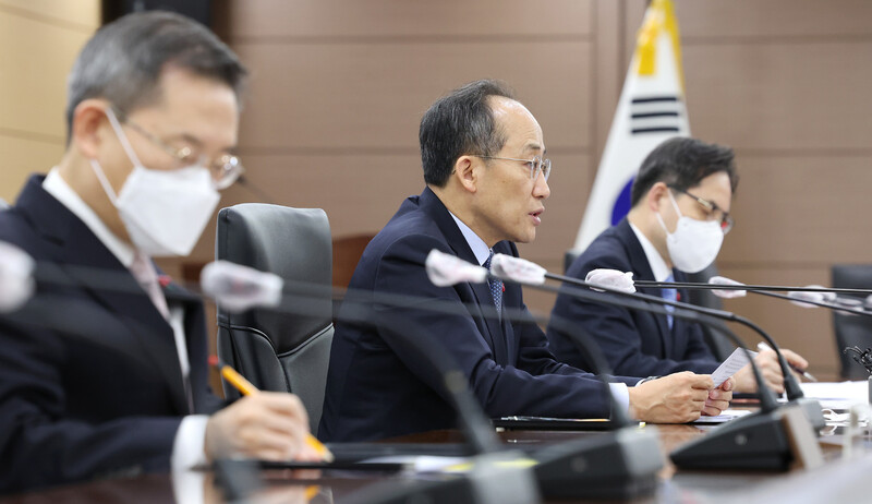 추경호 부총리 겸 기획재정부 장관(가운데)이 4일 오전 정부세종청사에서 열린 비상경제장관회의에서 발언하고 있다. 연합뉴스