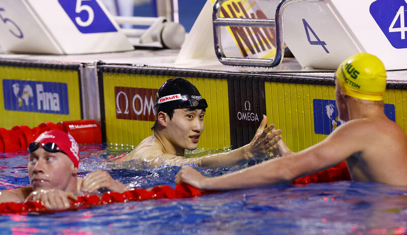 황선우가 20일(한국시각) 헝가리 부다페스트 두나 아레나에서 열린 2022 국제수영연맹(FINA) 세계선수권대회 남자 자유형 200m 준결승 1조에서 조 1위를 차지한 뒤 선수들과 인사하고 있다. 부다페스트/로이터 연합뉴스