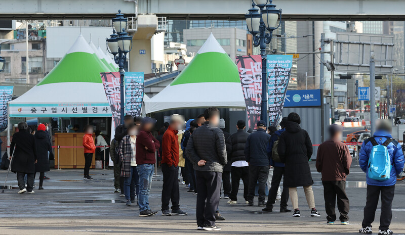 17일 서울역 광장에 마련된 중구 임시선별검사소에서 시민들이 신종 코로나바이러스 감염증(코로나19) 검사를 위해 차례를 기다리고 있다. 중앙방역대책본부는 이날 0시 기준으로 코로나19 신규 확진자가 469명 늘어 누적 9만6천849명이라고 밝혔다. 전날(363명)보다 106명 늘었다. 지난해 11월14일(205명) 200명대로 올라서면서 본격화한 ‘3차 대유행’은 5개월째 지속하고 있다. 연합뉴스