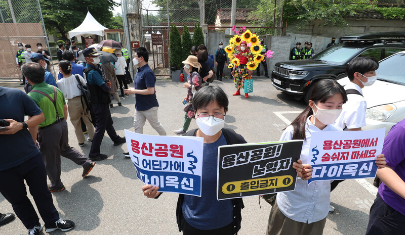 녹색연합과 ‘온전한 생태평화공원 조성을 위한 용산시민회의’ 관계자들이 지난 10일 오전 서울 신용산역 인근 용산공원 시범개방 행사 출입구 앞에서 ‘오염정화 없는 용산공원 시범개방 중단’을 촉구하고 있다. 이들은 “정부가 위험물질이 상존하고 그 위험물질이 기준치를 월등히 초과하는 것을 알면서도 오염 정화가 아닌 보여주기식 행정으로 국민 건강과 안전에 등을 돌리고 있다”고 주장했다. 강창광 선임기자 chang@hani.co.kr