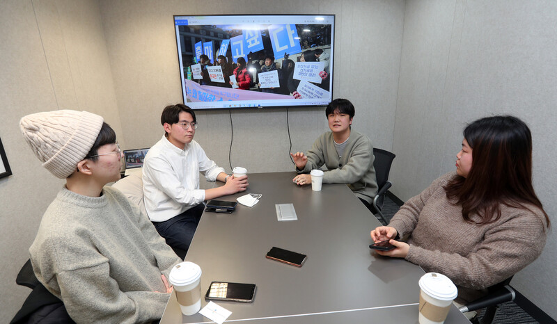 청년 청소년 참정권 확대 좌담회를 하고 있는 토은 청소년 페미니스트 네트워크 ‘위티’ 활동가(왼쪽부터), 강사빈 국민의힘 대구 중·남구 보궐선거 예비후보, 김찬 청소년인권행동 아수나로 부산지부 활동가, 이자형 더불어민주당 경기도당 대학생위원장. 이정용 선임기자 lee312@hani.co.kr