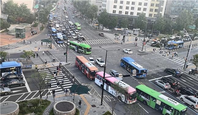 중앙버스전용차로가 없어 혼란스러운 현재 서대문역교차로 모습. 서울시 제공