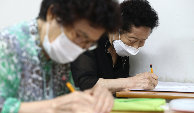 서울 종로구 숭인동 서울어머니학교에서 10일 오후 한글 수업이 진행되고 있다. 윤운식 선임기자 yws@hani.co.kr