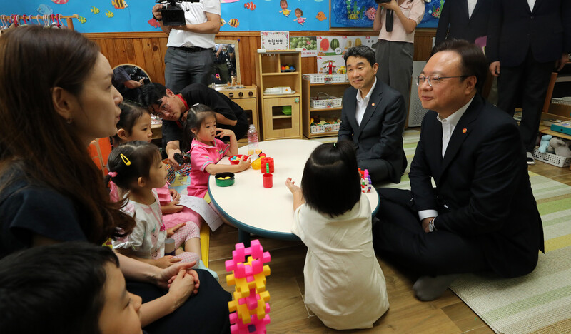 이주호 사회부총리 겸 교육부 장관과 조규홍 보건복지부 장관이 12일 서울 성동구 한양대학교 한양어린이집을 방문해 보육 현황을 살펴보고 있다. 연합뉴스