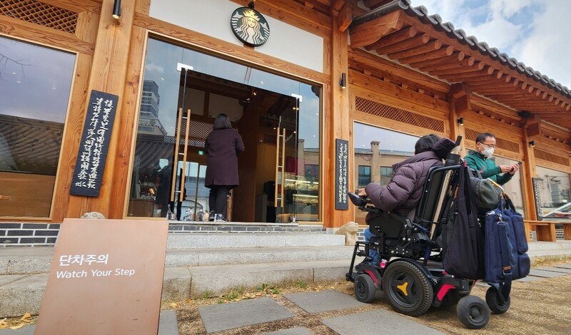 18일 스타벅스 대구종로고택점 앞에서 휠체어를 탄 김시형(39)씨가 계단 때문에 매장에 들어가지 못하고 있다. 김규현 기자