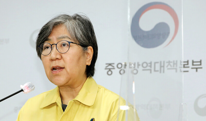 정은경 중앙방역대책본부장(질병관리청장)이 14일 오후 충북 청주시 질병관리본부에서 코로나19 국내 발생 현황 및 확진 환자 중간조사 결과 등 정례브리핑을 하고 있다. 정 청장은 이달 초 어깨 골절 부상으로 병원 입원 치료를 받은 뒤 현장에 복귀해 약 2주만에 브리핑에 참석했다. 연합뉴스