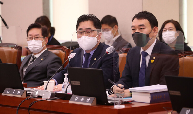 김종민 더불어민주당 의원(앞줄 가운데)이 22일 국회에서 열린 법제사법위원회의 대검찰청 국정감사에서 발언하고 있다. 공동취재사진