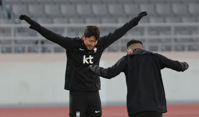 손흥민(토트넘)이 13일 오후 서울 양천구 목동운동장에서 2026 국제축구연맹(FIFA) 북중미 월드컵 아시아 지역 2차 예선 1차전 싱가포르와 경기를 앞두고 열린 훈련에서 몸을 풀고 있다. 연합뉴스