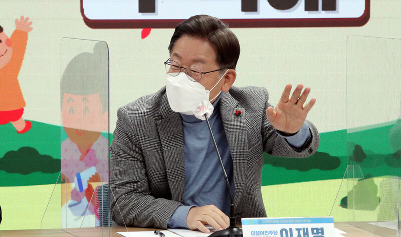 더불어민주당 이재명 대선 후보가 26일 오후 서울 여의도 더불어민주당 중앙당사에서 ‘공공산후조리원을 부탁해’라는 주제로 열린 국민반상회에서 참석자들과 인사를 나누고 있다. 연합뉴스