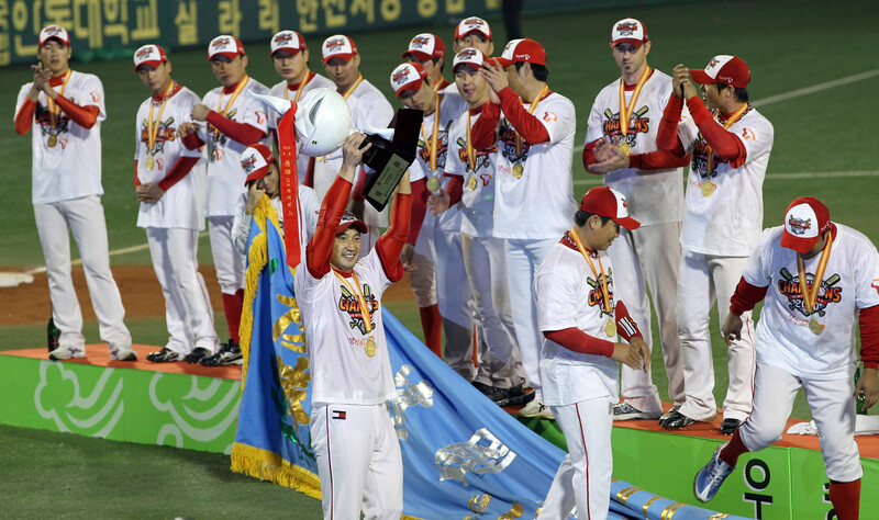 2010년 KBO리그 한국시리즈 시상식에서 당시 에스케이(SK) 와이번스 주장이었던 김재현이 우승 트로피를 들어 보이고 있다. 연합뉴스