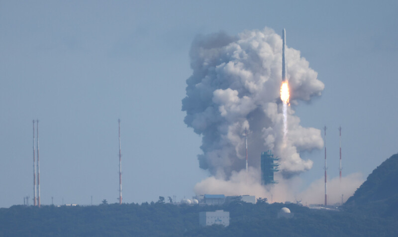 국내 독자 기술로 개발된 한국형 발사체 누리호(KSLV-Ⅱ)가 지난 6월21일 오후 전남 고흥군 나로우주센터에서 2차 발사되고 있다. 이 2차 발사는 한국이 독자 개발한 발사체에 실제 기능을 지닌 독자 개발 인공위성을 실어서 쏜 첫 사례였다. 연합뉴스