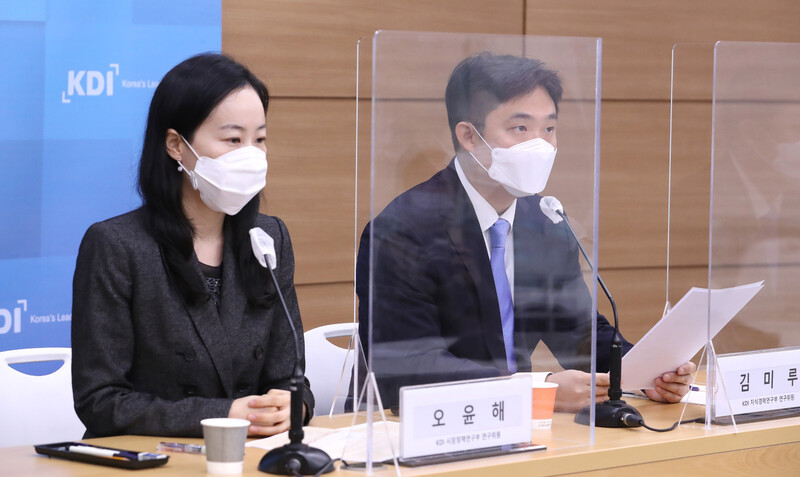 한국개발연구원(KDI) 김미루 지식경제연구부(오른쪽), 오윤해 시장정책연구부 연구위원이 23일 오전 세종시 정부세종청사에서 ‘1차 긴급재난지원금 정책의 효과와 시사점'에 대해 분석 발표하고 있다. 연합뉴스.