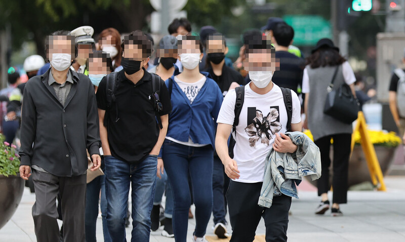 4일 오후 서울 광화문 네거리에서 마스크를 착용한 시민들 모습. 연합뉴스