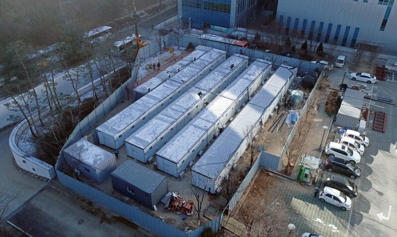 16일 오후 서울 중랑구 서울의료원에서 코로나19 병상 확보를 위한 컨테이너 임시병상 설치 공사가 진행되고 있다. 연합뉴스