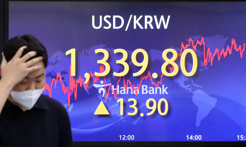 원-달러 환율이 13년 4개월 만에 장중 1340원선까지 넘어선 22일 오후 서울 중구 하나은행 딜링룸에서 한 직원이 전광판 앞으로 지나가고 있다. 김경호 선임기자 jijae@hani.co.kr