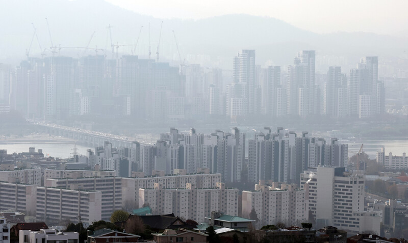 지난달 24일 남산에서 바라본 서울 아파트 모습. 정부는 내년도 부동산 공시가격 현실화율과 1주택자 재산세를 2020년 수준으로 낮추기로 했다. 연합뉴스