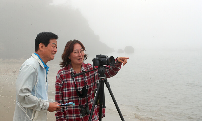 박정운 사무국장과 박찬교 ‘점박이물범을 사랑하는 사람들의 모임’ 부회장이 28일 물범을 관찰하고 있다. 이정용 선임기자 lee312@hani.co.kr