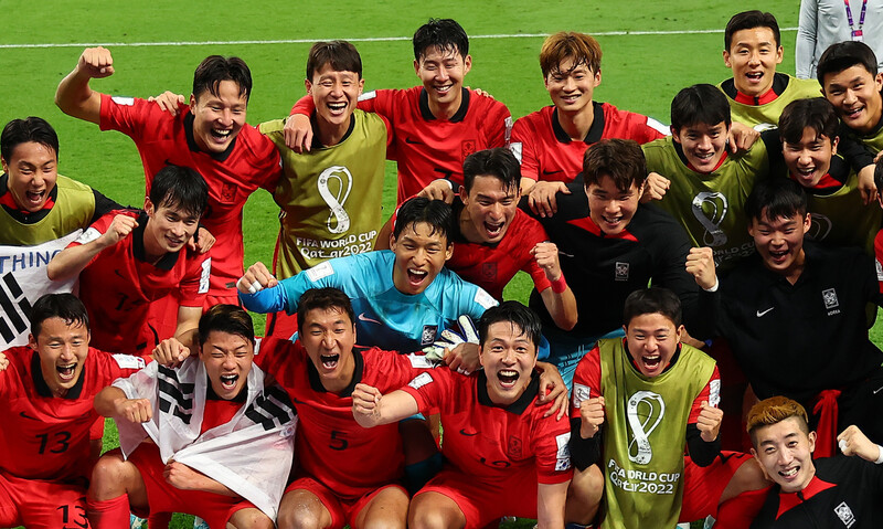 한국 축구대표팀 선수들이 포르투갈을 꺾고 16강 진출을 확정한 뒤 기뻐하고 있다. 알라이얀/김혜윤 기자 unique@hani.co.kr