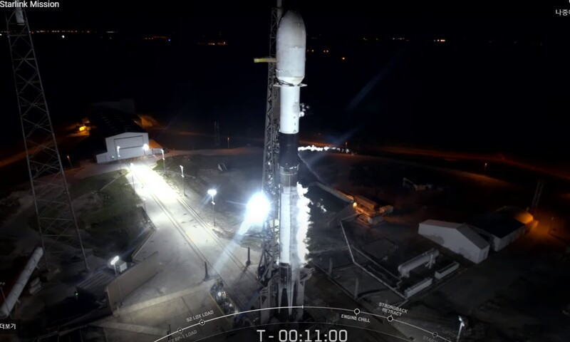 9일 새벽(현지시각) 10번째 발사 대기중인 스페이스엑스의 팰컨9 로켓 ‘B1051’. 웹방송 갈무리