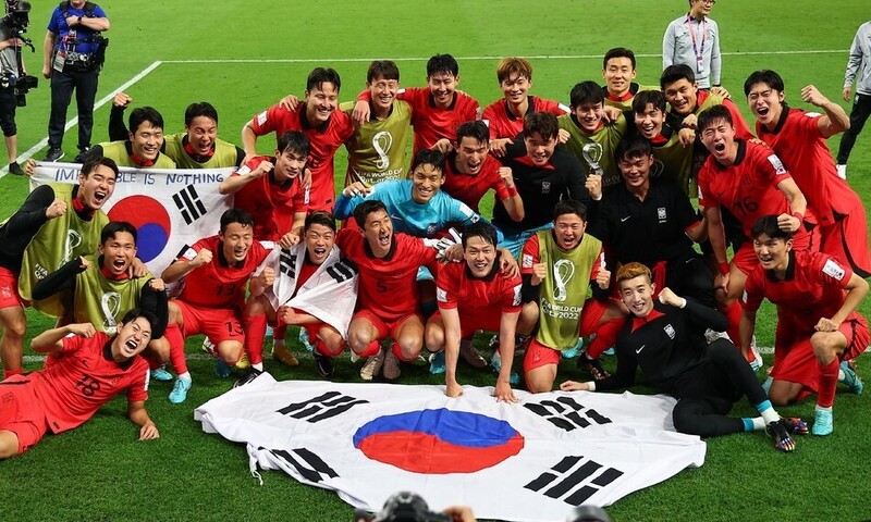 한국 축구대표팀 선수들이 3일(한국시각) 카타르 알라이얀에서 열린 2022 카타르월드컵 조별리그 H조 3차전 포르투갈과 경기에서 승리하고 16강 진출에 성공한 뒤 기념사진을 찍고 있다. 알라이얀/김혜윤 기자 unique@hani.co.kr