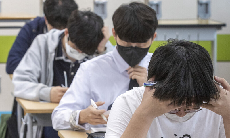 지난해 8월31일 서울 용산구 용산고에서 2023학년도 대학수학능력시험 모의평가가 열려, 수험생들이 시험 시작 전 자습을 하고 있다. 사진공동취재단