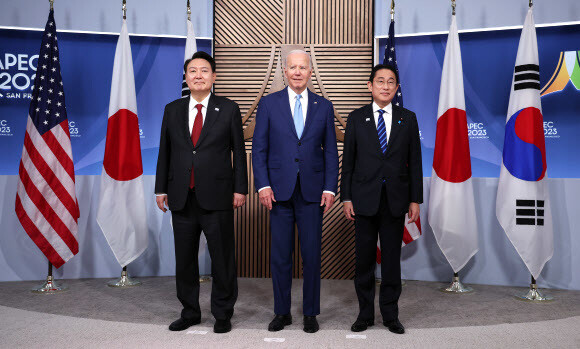 아시아태평양경제협력체(APEC) 정상회의 참석차 미국을 방문 중인 윤석열 대통령이 16일(현지시각) 미국 샌프란시스코 모스코니센터에서 조 바이든 미국 대통령, 기시다 후미오 일본 총리와 기념촬영을 하고 있다. 연합뉴스