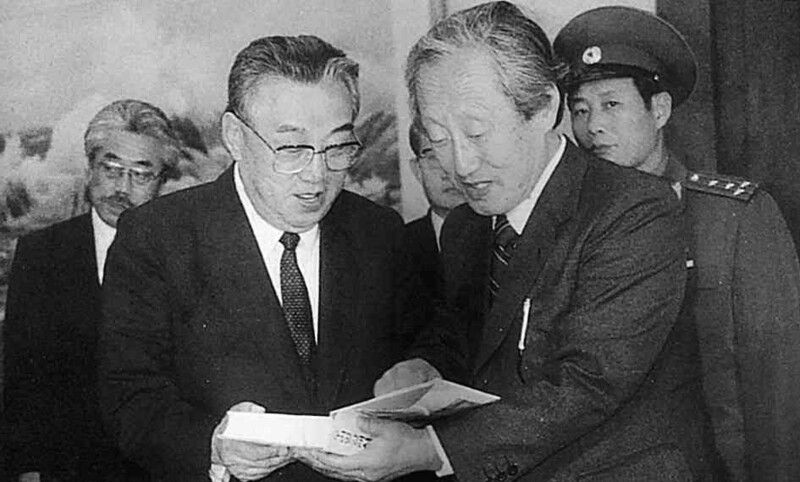 문 목사는 1989년 봄 북한을 방문해 김일성 주석(왼쪽)을 만나 &lt;겨레말큰사전&gt; 편찬도 제안했다. 사진은 문 목사가 김 주석에게 박용수 작가의 &lt;우리말 갈래사전&gt;을 선물하는 모습. 통일의집 제공