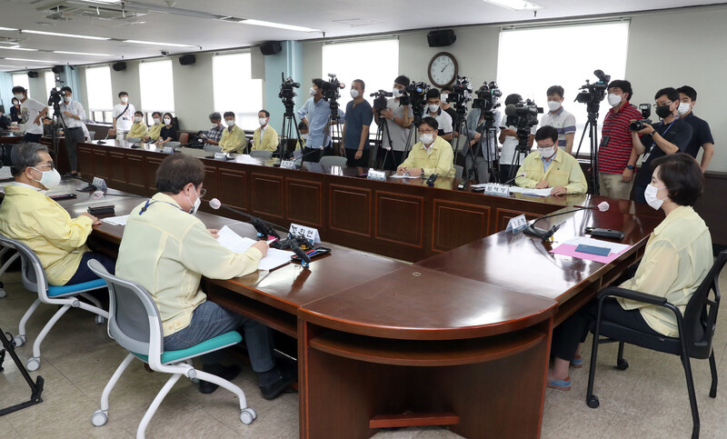 24일 오후 서울 서대문구 서울시교육청에서 열린 수도권 학교 방역 점검 회의에서 유은혜 사회부총리 겸 교육부 장관(오른쪽)이 인사말을 하고 있다. &lt;연합뉴스&gt;