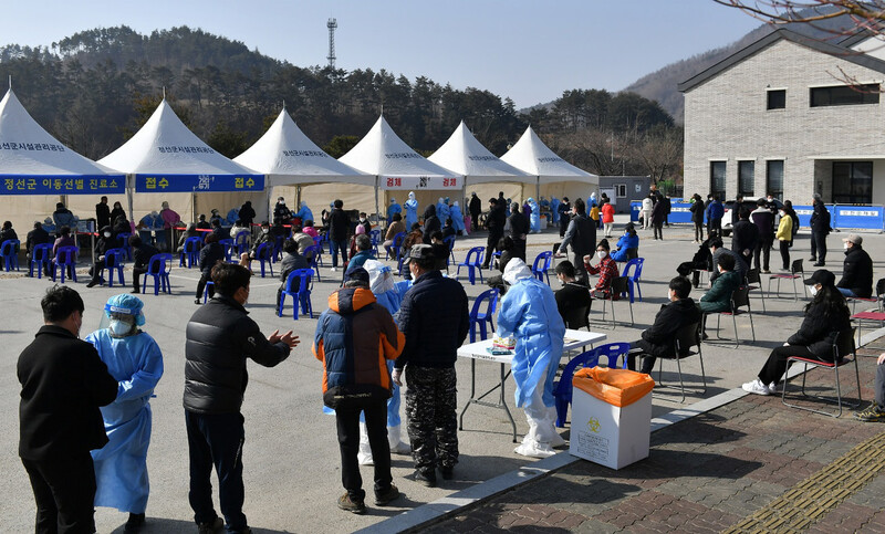 21일 강원 정선군 임계면 복지회관에 마련된 임시 선별진료소에서 주민들이 코로나19 검사를 받고 있다. 해당 마을에서는 이날 코로나19 확진자 9명이 발생해 차단 방역에 비상이 걸렸다. 연합뉴스